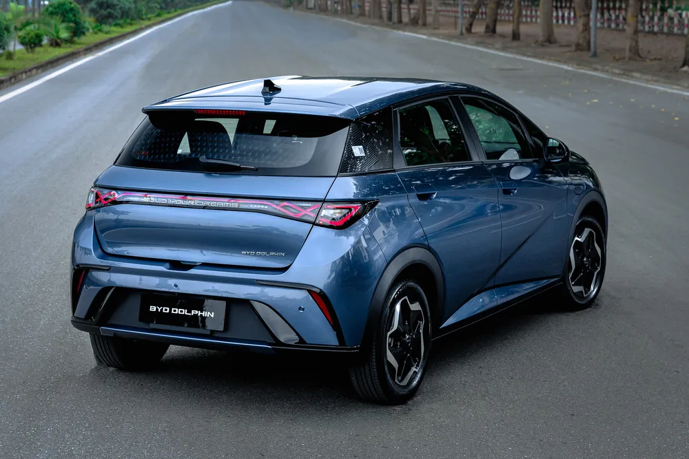 BYD Dolphin 2026 cập bến: chạy hơn 400 km/sạc, pin nổi bật 