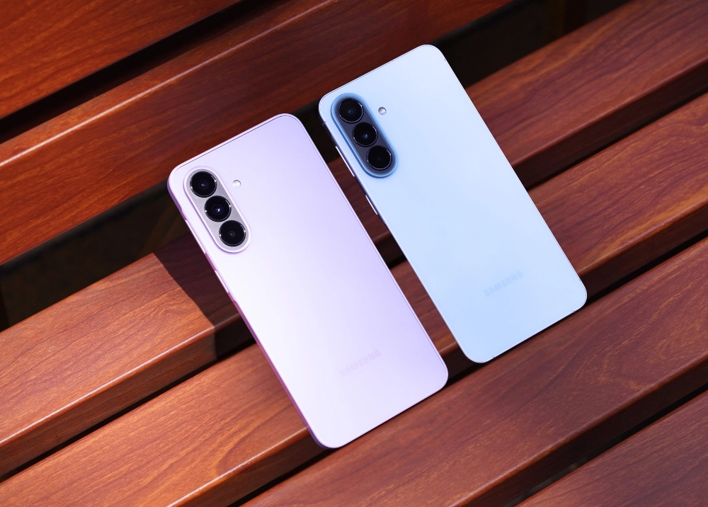 Đặt lên bàn cân Galaxy A57 | A37 5G và đàn anh: Nâng cấp "đáng ví" bắt vibe Awesome cực nét