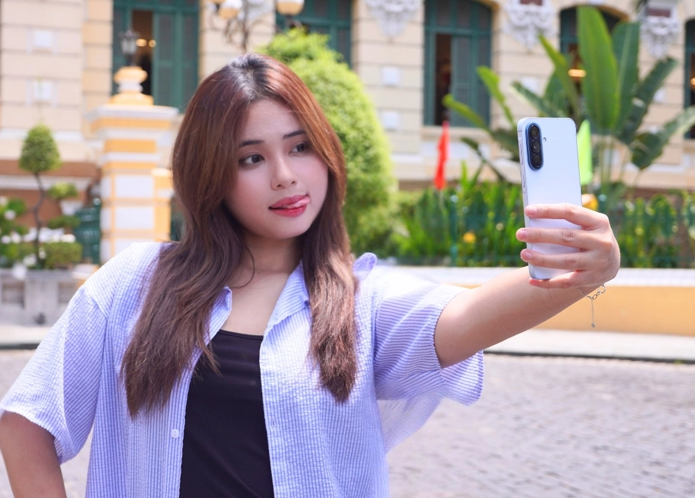 Gác lại âu lo, rủ "cạ cứng" Galaxy A57 | A37 5G bắt Vibe Awesome cực nét giữa Sài Gòn hoài niệm