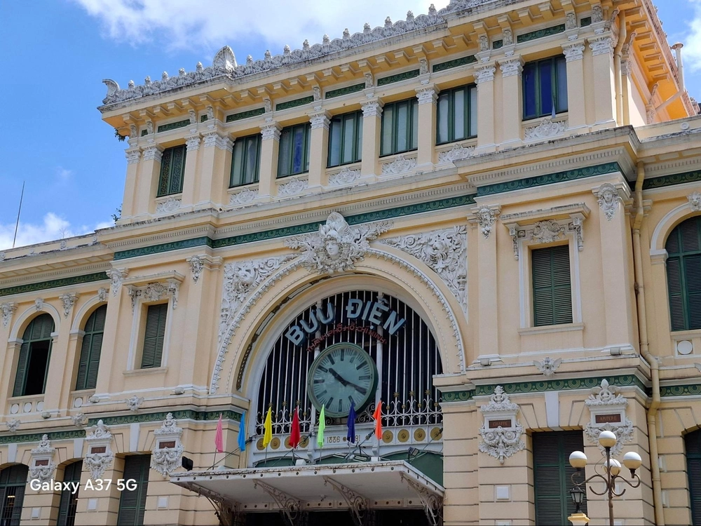 Gác lại âu lo, rủ "cạ cứng" Galaxy A57 | A37 5G bắt Vibe Awesome cực nét giữa Sài Gòn hoài niệm