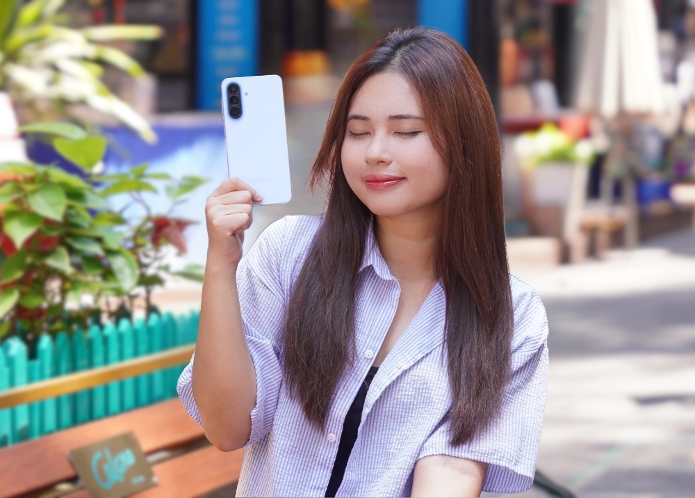 Gác lại âu lo, rủ "cạ cứng" Galaxy A57 | A37 5G bắt Vibe Awesome cực nét giữa Sài Gòn hoài niệm