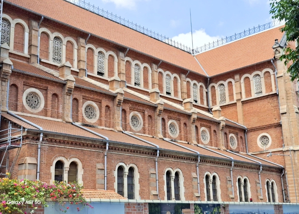 Gác lại âu lo, rủ "cạ cứng" Galaxy A57 | A37 5G bắt Vibe Awesome cực nét giữa Sài Gòn hoài niệm