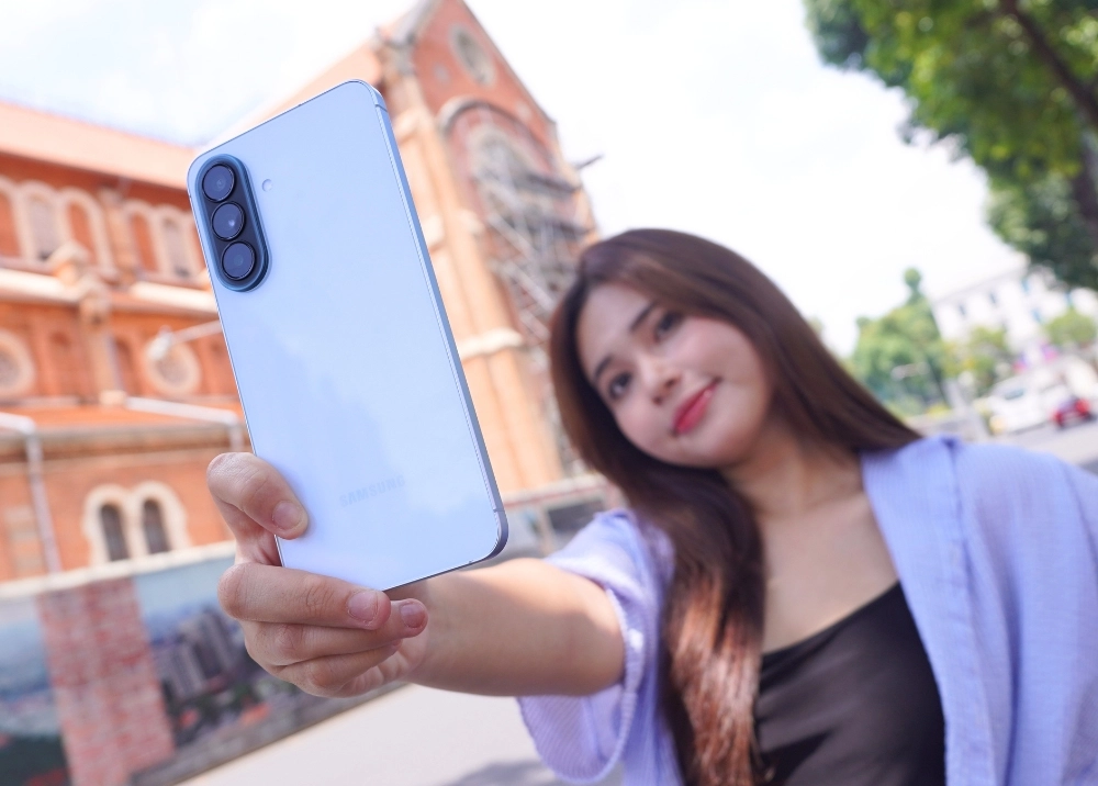 Gác lại âu lo, rủ "cạ cứng" Galaxy A57 | A37 5G bắt Vibe Awesome cực nét giữa Sài Gòn hoài niệm