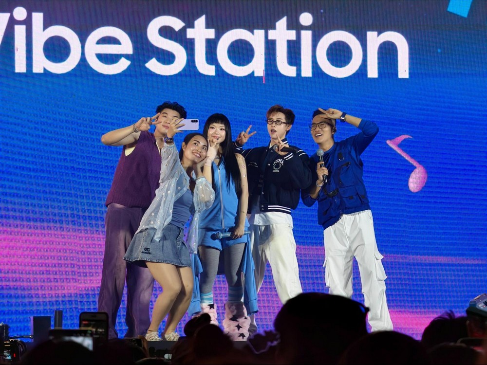 Galaxy A57 5G: "Cạ cứng" đồng hành bắt trọn Vibe Đêm tại Awesome Vibe Station