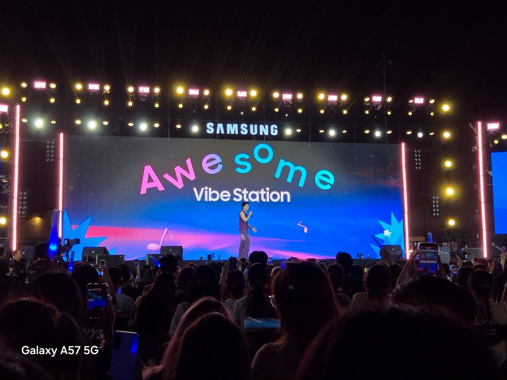 Galaxy A57 5G: "Cạ cứng" đồng hành bắt trọn Vibe Đêm tại Awesome Vibe Station