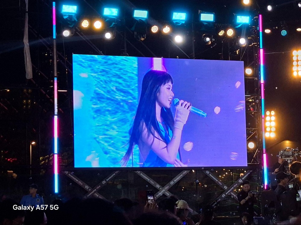 Galaxy A57 5G: "Cạ cứng" đồng hành bắt trọn Vibe Đêm tại Awesome Vibe Station