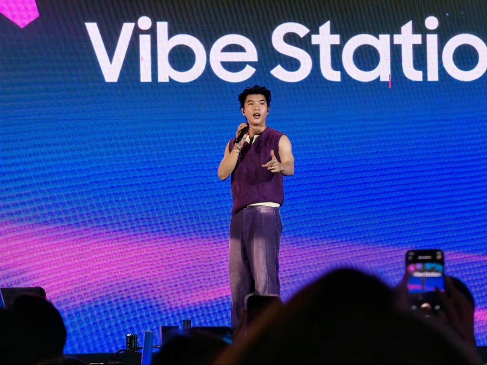 Galaxy A57 5G: "Cạ cứng" đồng hành bắt trọn Vibe Đêm tại Awesome Vibe Station