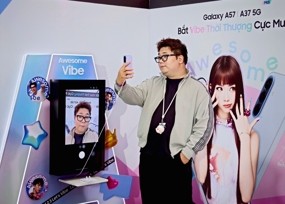 Galaxy A57 5G: "Cạ cứng" đồng hành bắt trọn Vibe Đêm tại Awesome Vibe Station