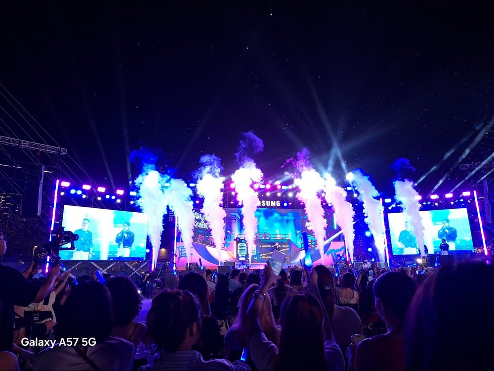 Galaxy A57 5G: "Cạ cứng" đồng hành bắt trọn Vibe Đêm tại Awesome Vibe Station