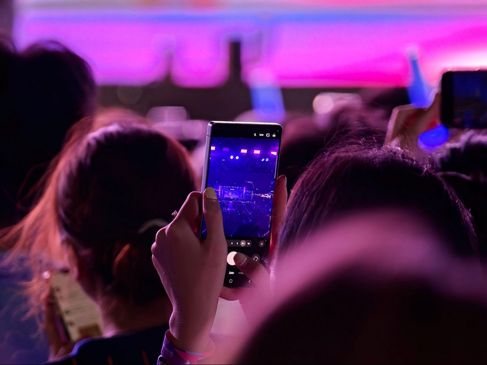 Galaxy A57 5G: "Cạ cứng" đồng hành bắt trọn Vibe Đêm tại Awesome Vibe Station