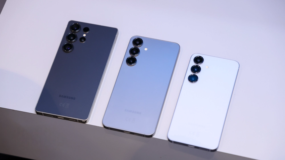 Galaxy S26 đụng độ iPhone 17e: Ai hơn ai?