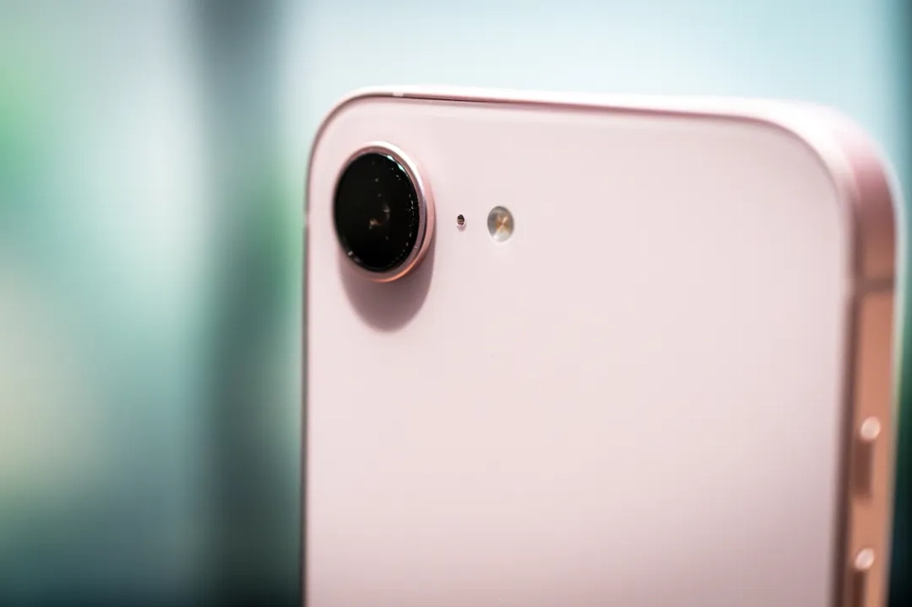 Galaxy S26 đụng độ iPhone 17e: Ai hơn ai?