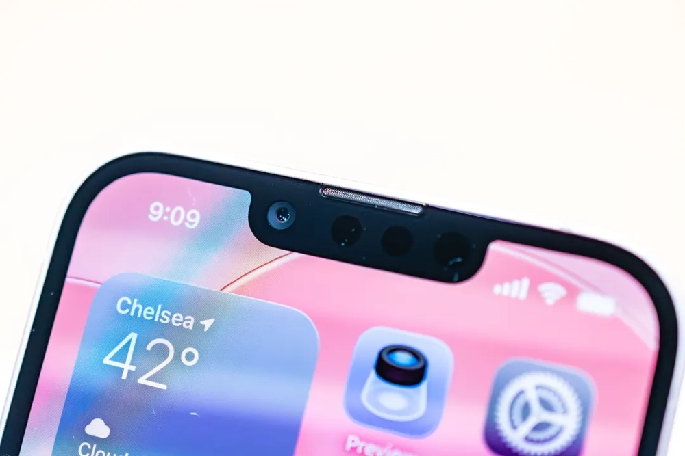 Galaxy S26 đụng độ iPhone 17e: Ai hơn ai?