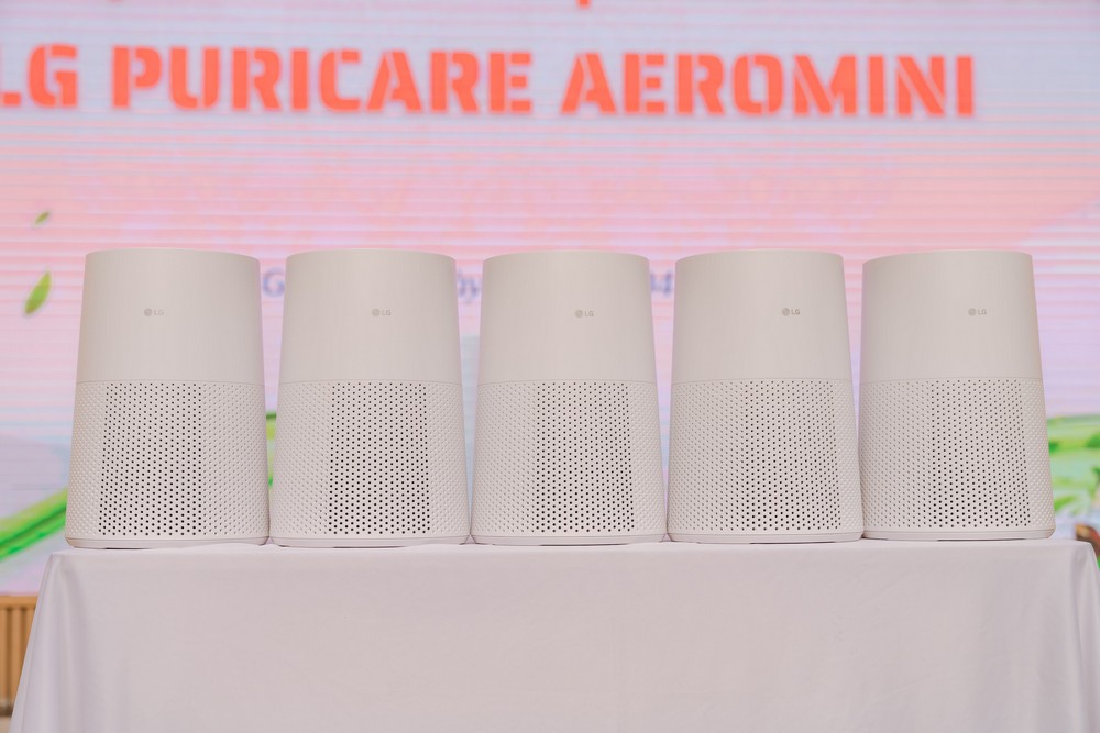 LG trao máy lọc không khí cho trường học Hà Nội