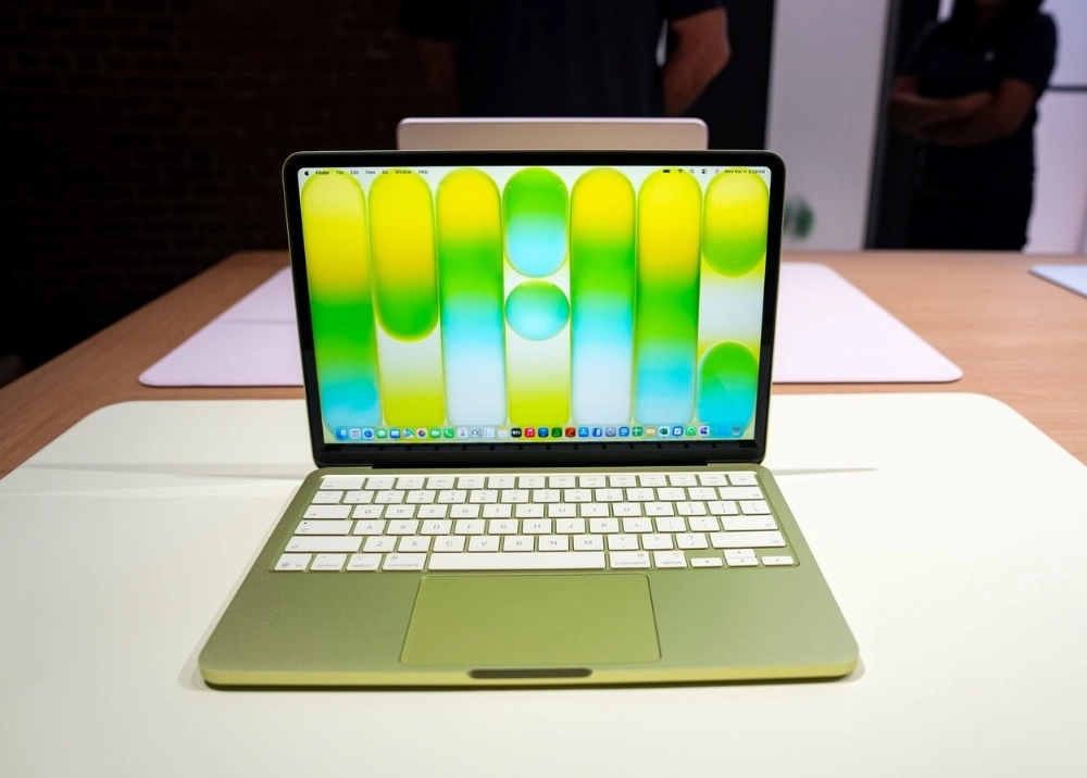 MacBook Neo bán chạy kỷ lục, người mua "xếp hàng" chờ