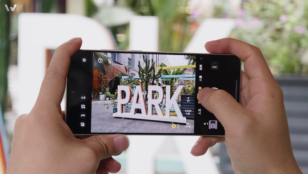 Mổ xẻ vivo X300 Ultra: “Quái vật camera” có gì bên trong?