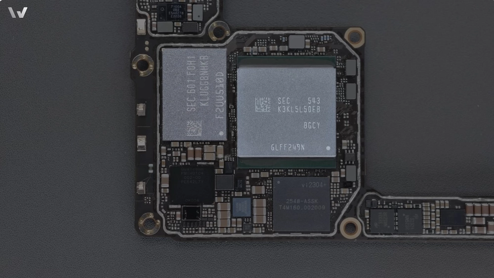 Mổ xẻ vivo X300 Ultra: “Quái vật camera” có gì bên trong?