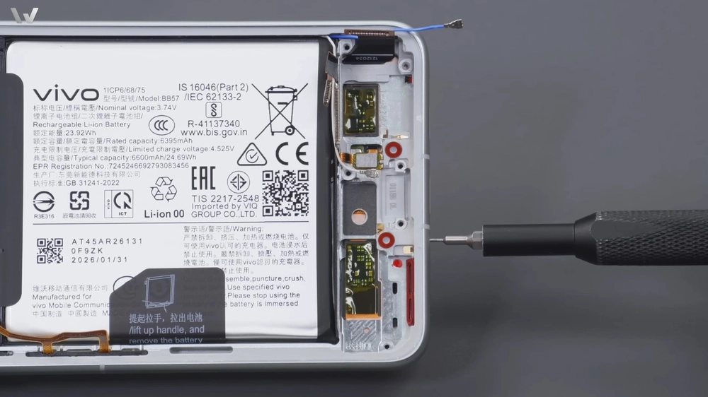 Mổ xẻ vivo X300 Ultra: “Quái vật camera” có gì bên trong?