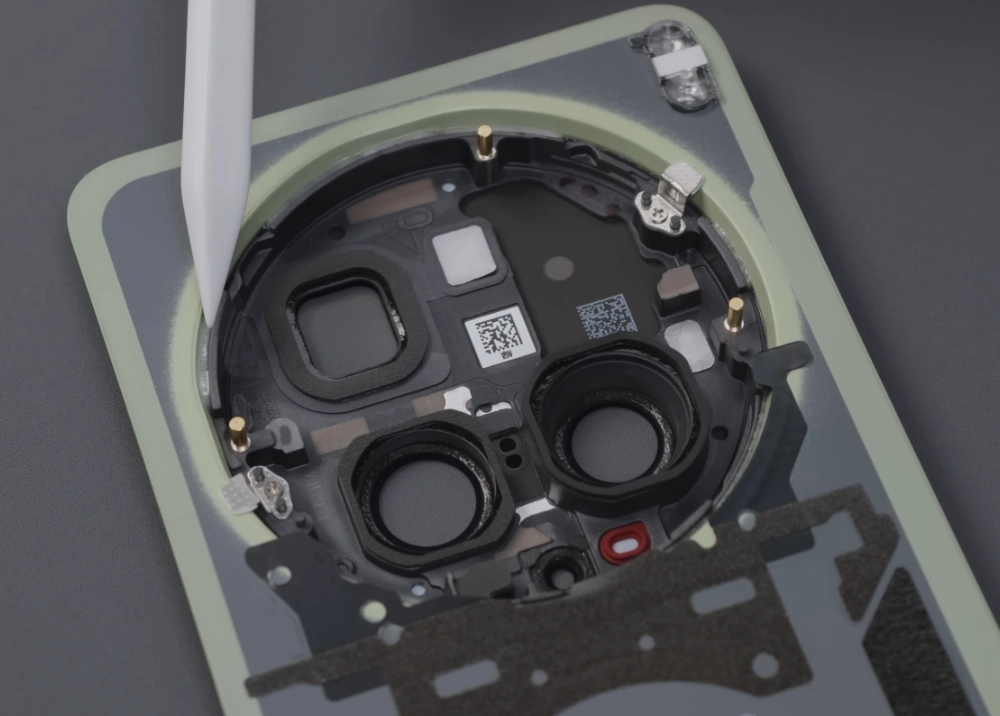 Mổ xẻ vivo X300 Ultra: “Quái vật camera” có gì bên trong?