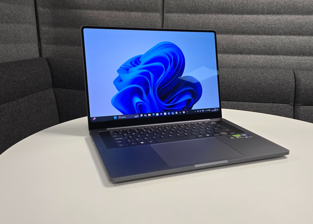 Galaxy Book 6 Ultra: Laptop Windows nhưng mạnh ngang MacBook?