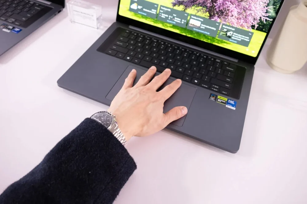 Galaxy Book 6 Ultra: Laptop Windows nhưng mạnh ngang MacBook?