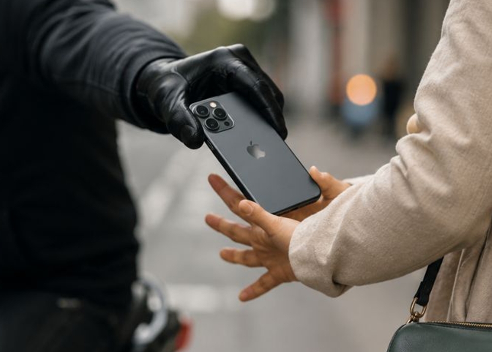 iPhone sắp có tính năng tự khóa khi bị kẻ xấu giật mất