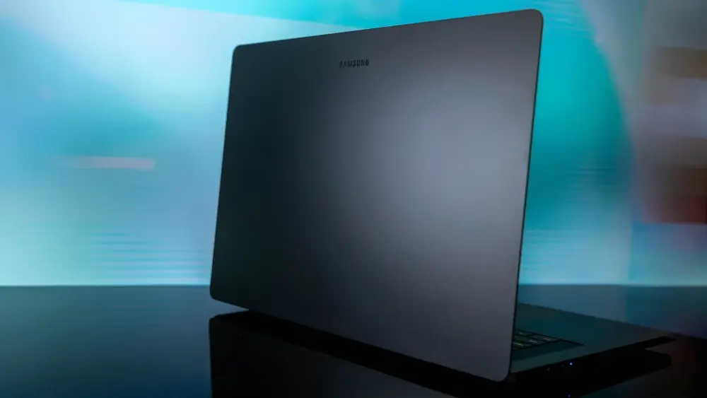 So sánh Galaxy Book 6 Ultra với MacBook Pro M5 Max
