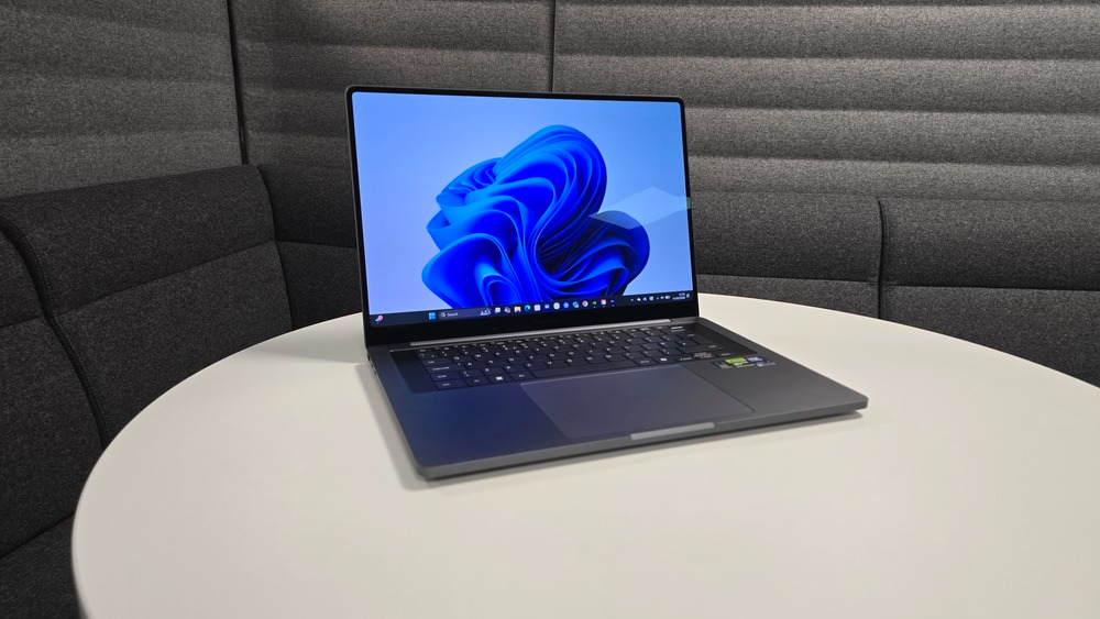 So sánh Galaxy Book 6 Ultra với MacBook Pro M5 Max