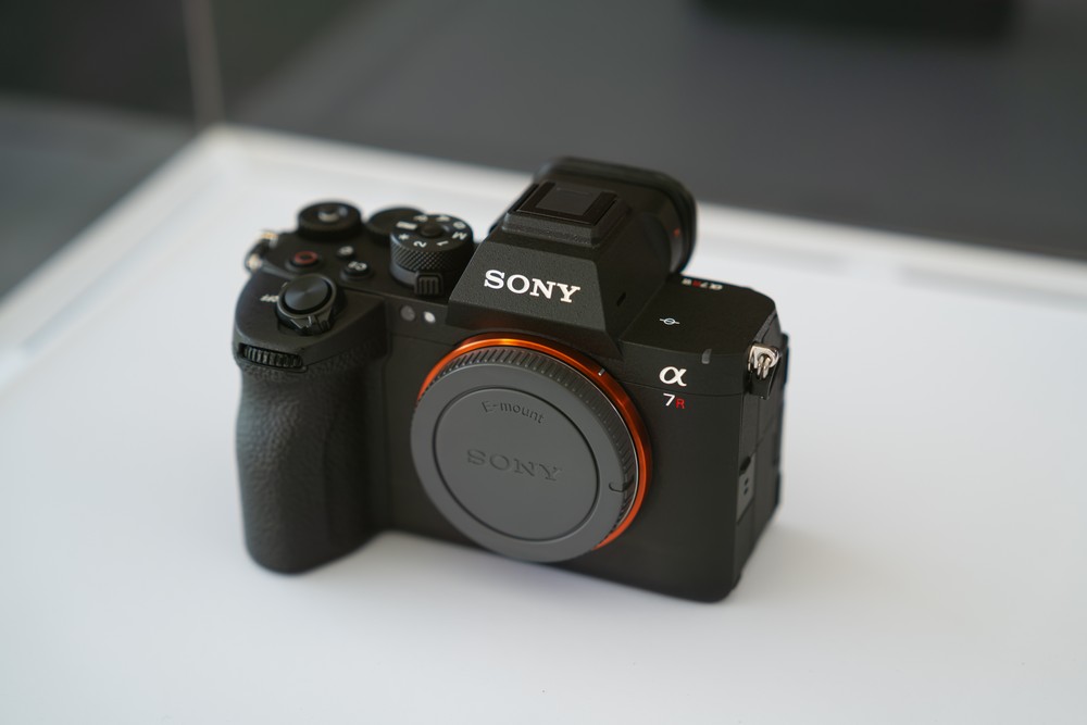 Sony ra mắt máy ảnh và ống kính tele cao cấp mới 4 Sony ra mắt máy ảnh và ống kính tele cao cấp mới