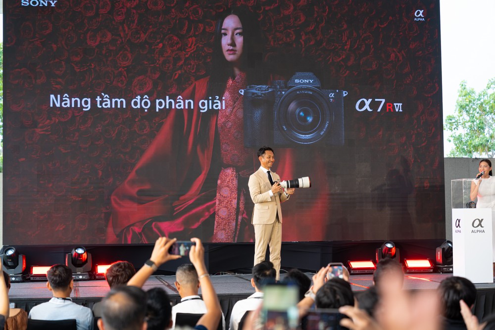 Sony ra mắt máy ảnh và ống kính tele cao cấp mới 2 Sony ra mắt máy ảnh và ống kính tele cao cấp mới