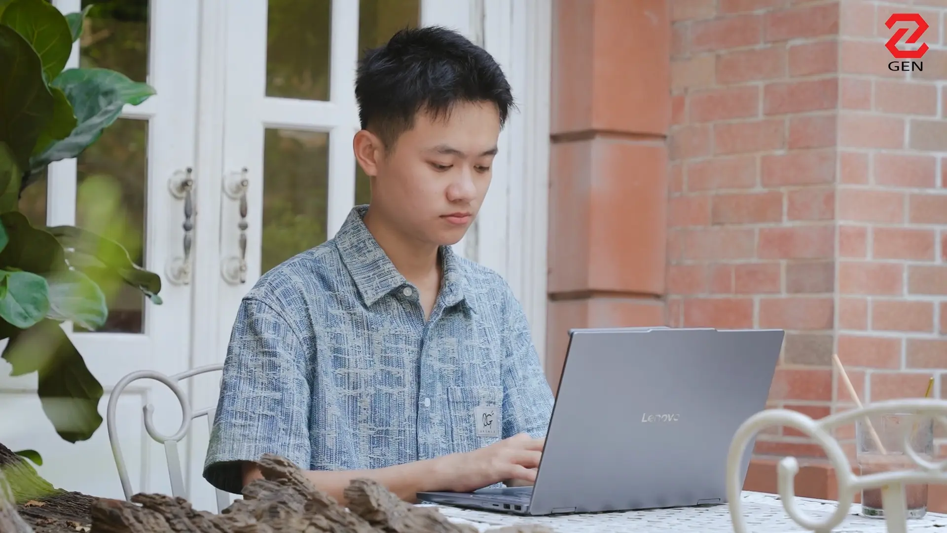 Lenovo IdeaPad 5i 2-in-1: Có gì hay ngoài "xoay gập 360 độ"?