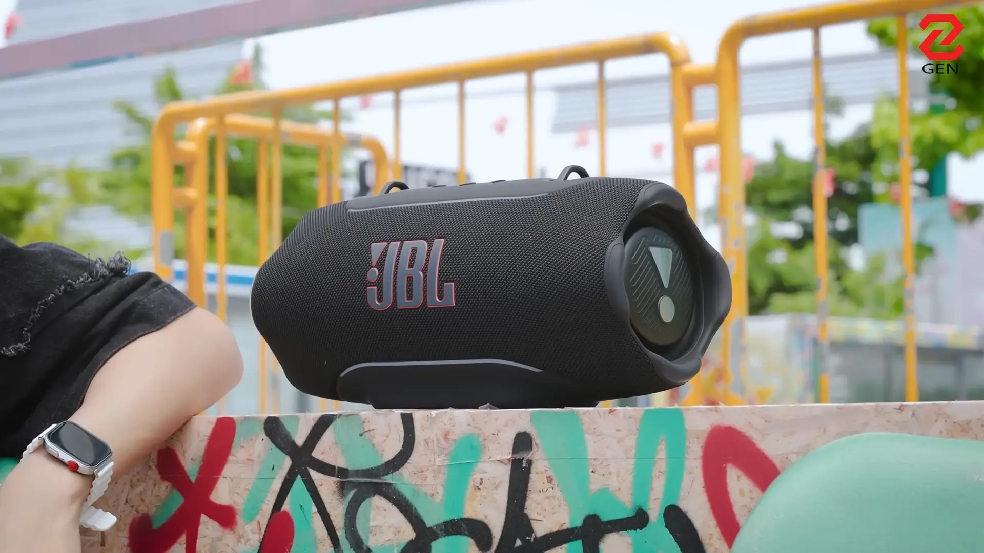 Còn gì "lực" hơn loa JBL Xtreme 5?