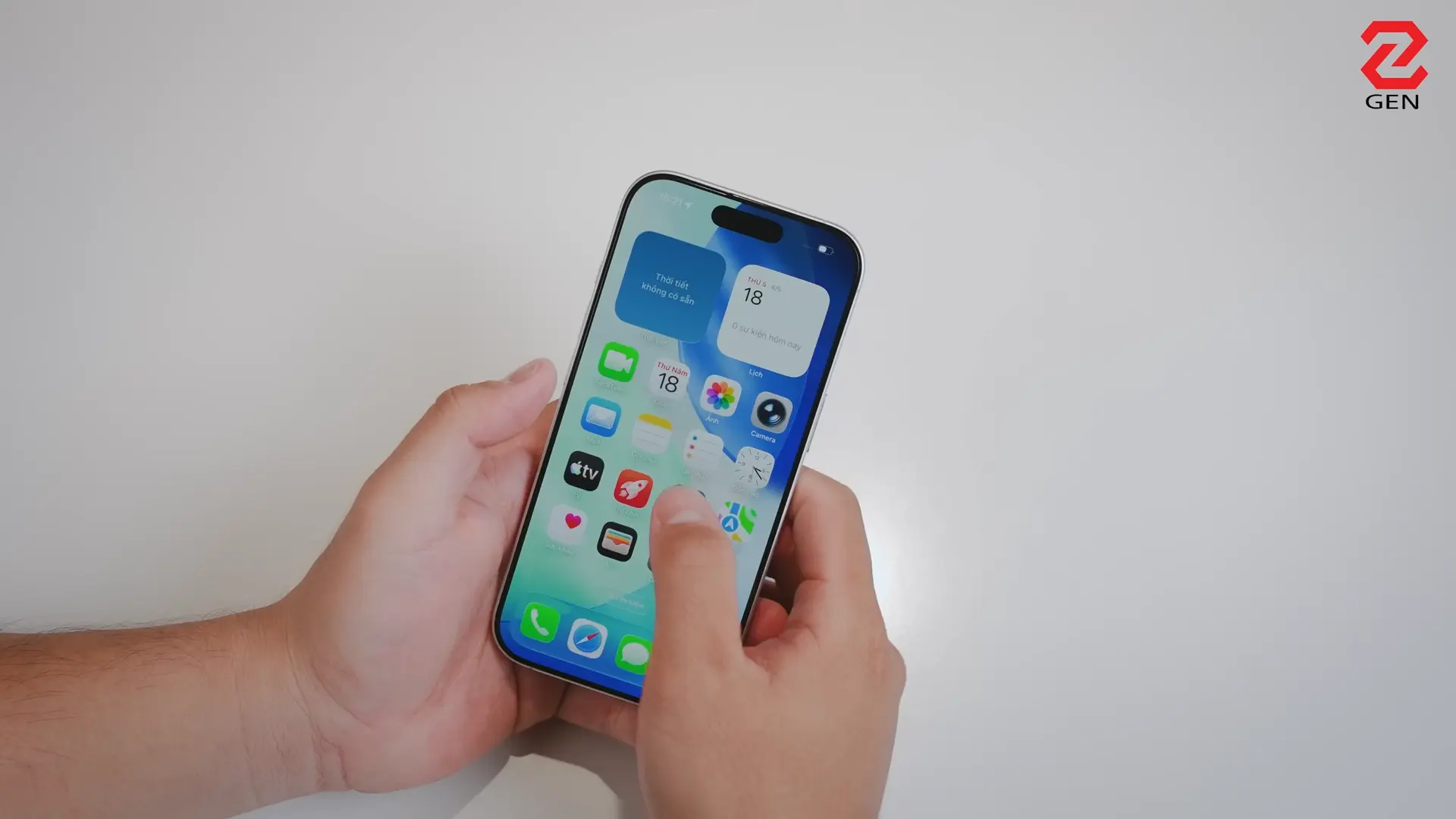 Bỏ logo đi, iPhone 17 "tuổi gì" với HONOR 600?