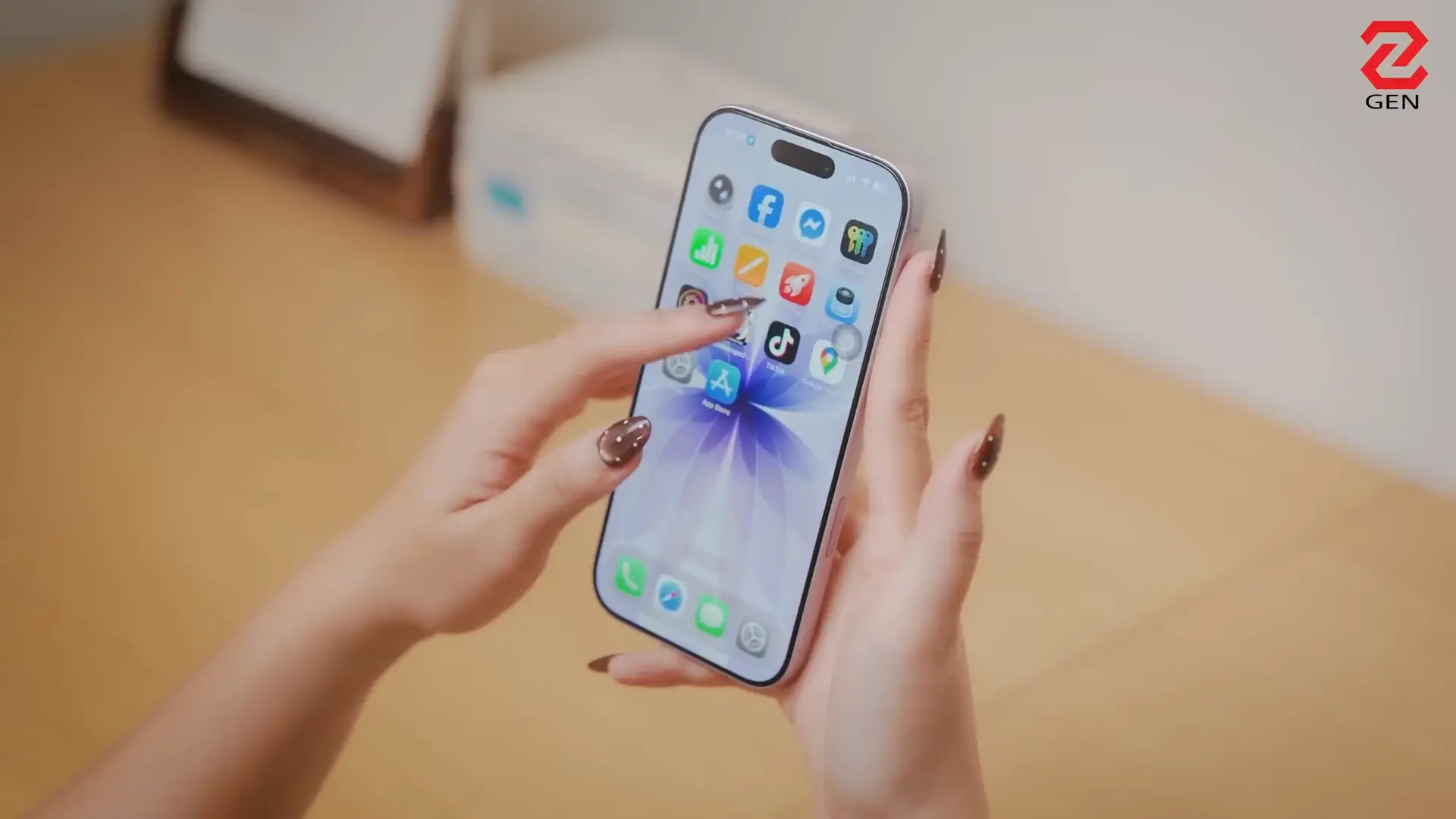 Bỏ logo đi, iPhone 17 "tuổi gì" với HONOR 600?