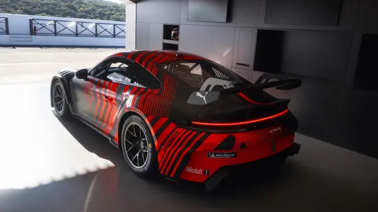 Porsche 911 GT4 R 2027 sắp ra mắt có gì khác biệt?