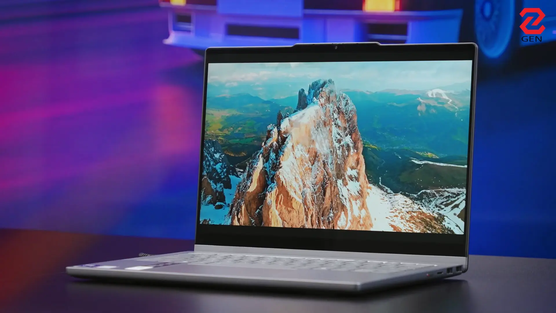 Lenovo IdeaPad 5i 2-in-1: Có gì hay ngoài "xoay gập 360 độ"?