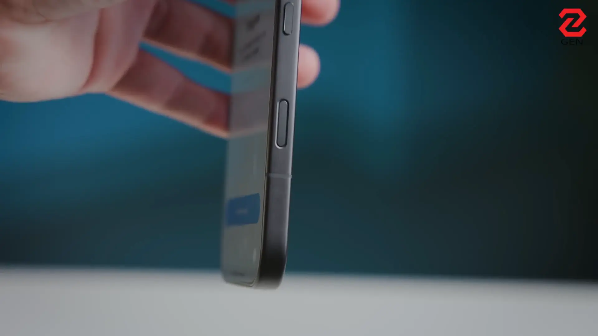 Bỏ logo đi, iPhone 17 "tuổi gì" với HONOR 600?