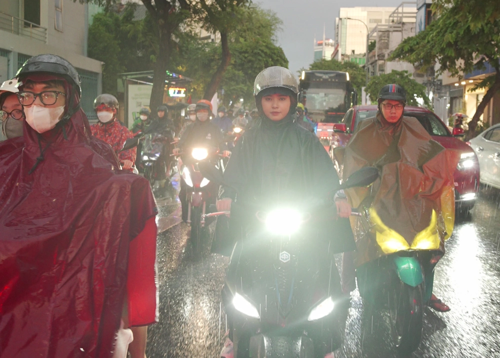 Piaggio Liberty S 125: Đổ xăng E10, vi vu Sài Gòn sẽ ra sao, tốn bao nhiêu tiền? 