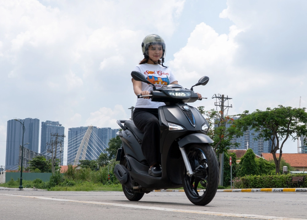 Piaggio Liberty S 125: Đổ xăng E10, vi vu Sài Gòn sẽ ra sao, tốn bao nhiêu tiền?