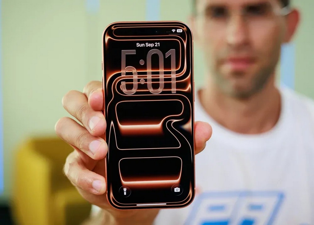 Màn hình iPhone 18 Pro Max "xịn chưa từng có"