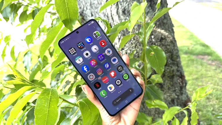 Top 7 điện thoại tốt nhất cho người lớn tuổi năm 2026