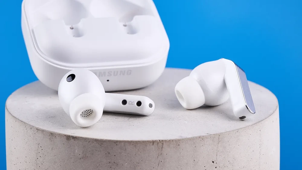 AirPods Pro 3 và Galaxy Buds4 Pro: cùng giá tiền, khác biệt ở đâu?