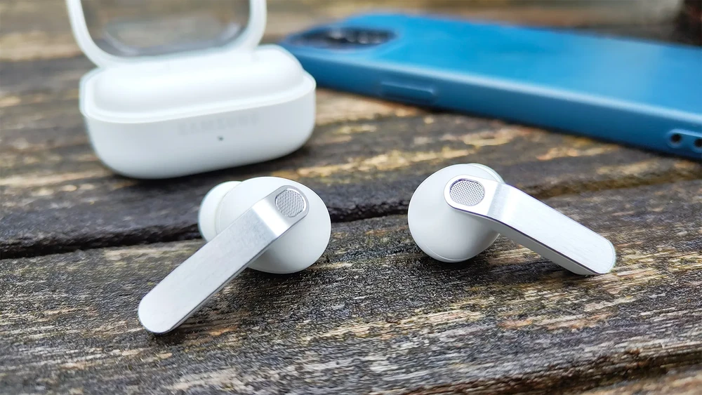 AirPods Pro 3 và Galaxy Buds4 Pro: cùng giá tiền, khác biệt ở đâu?
