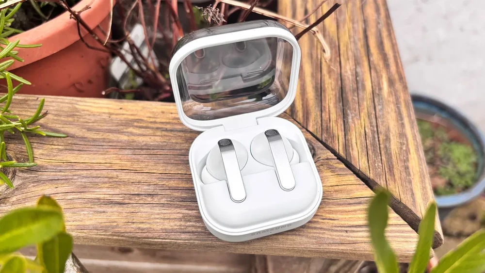 AirPods Pro 3 và Galaxy Buds4 Pro: cùng giá tiền, khác biệt ở đâu?