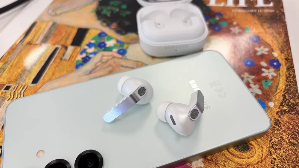 AirPods Pro 3 và Galaxy Buds4 Pro: cùng giá tiền, khác biệt ở đâu?