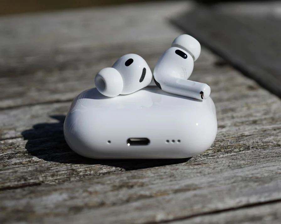 AirPods Pro 3 và Galaxy Buds4 Pro: cùng giá tiền, khác biệt ở đâu?