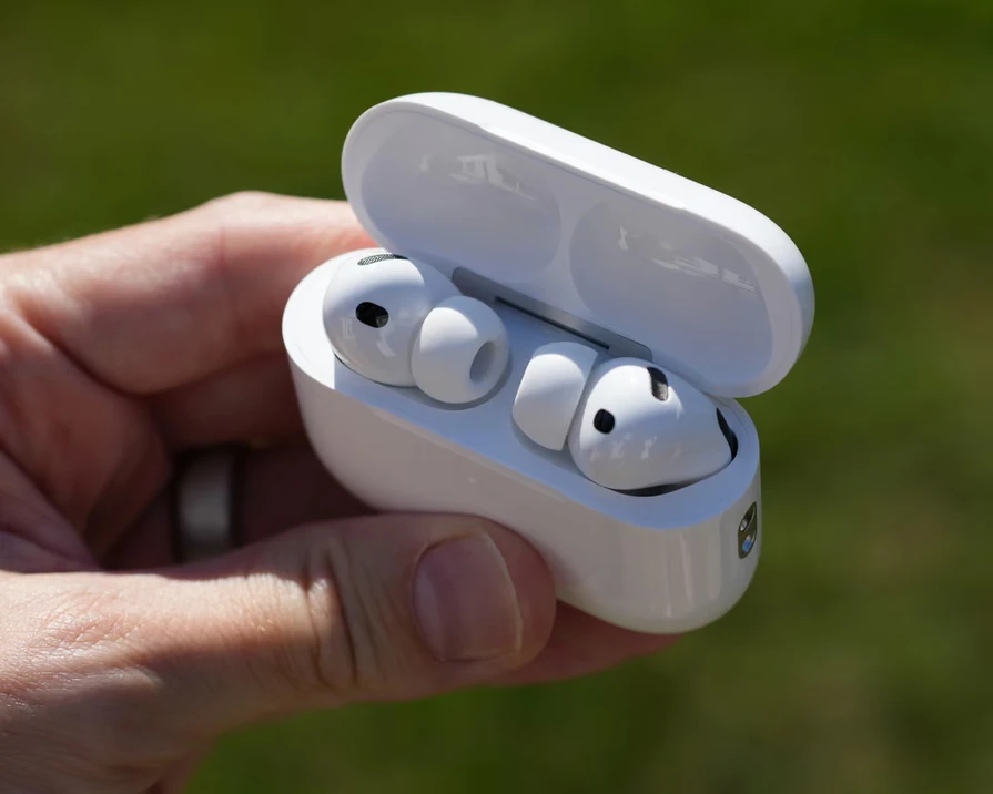 AirPods Pro 3 và Galaxy Buds4 Pro: cùng giá tiền, khác biệt ở đâu?