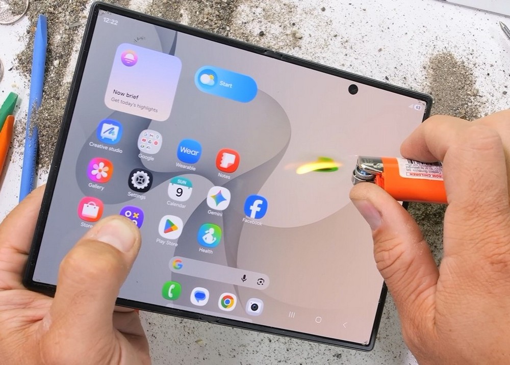 Galaxy Z Fold8 bất tử sau màn "tra tấn" độ bền