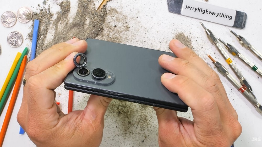 Galaxy Z Fold8 bất tử sau màn "tra tấn" độ bền