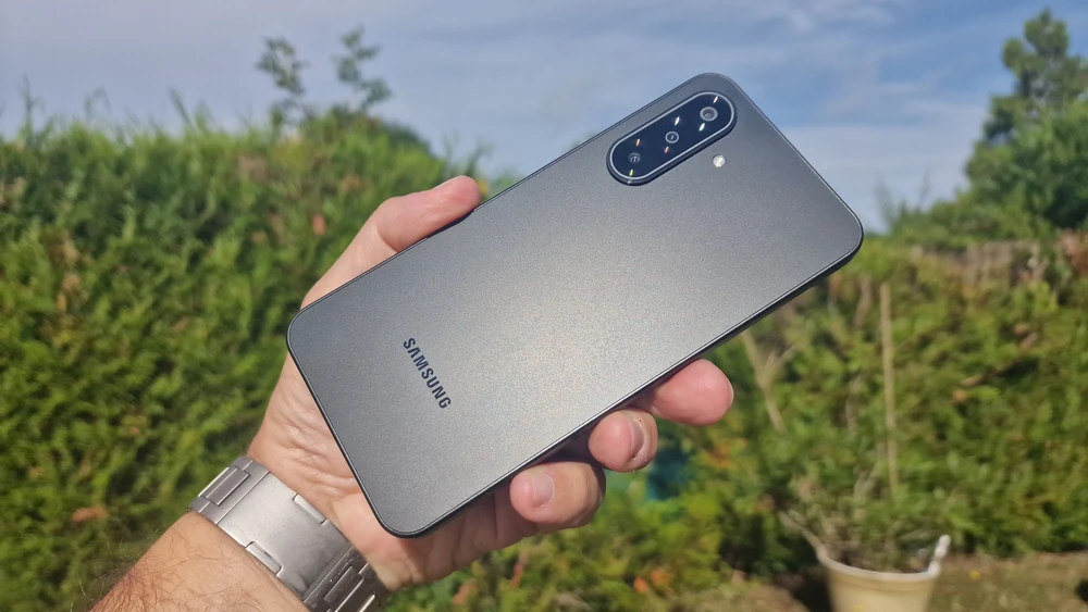 Mua smartphone Android giá rẻ: 5 đánh đổi người dùng cần biết!